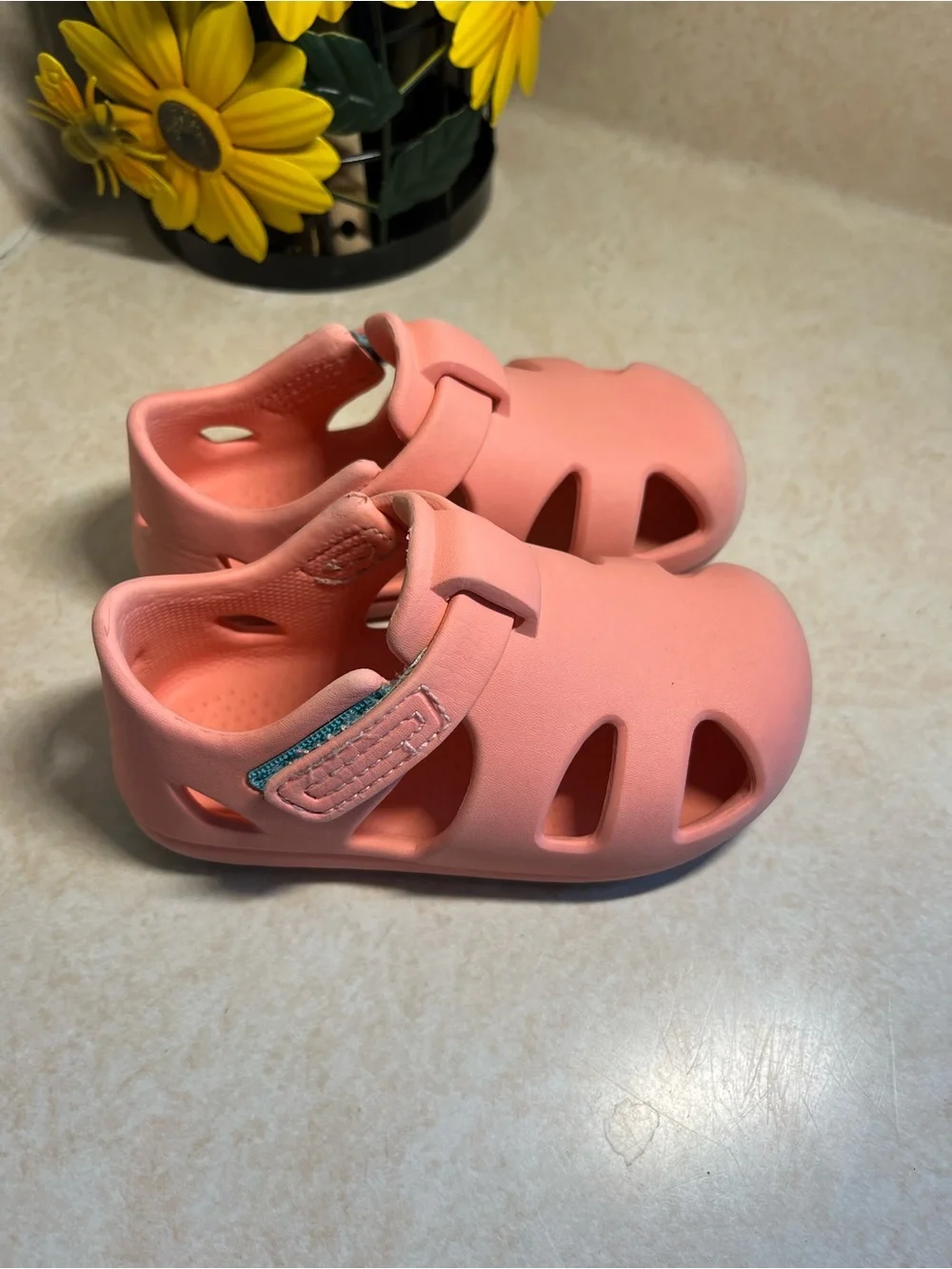 Ten Little Kids Pink Coral Closed-Toe Sandals size 8